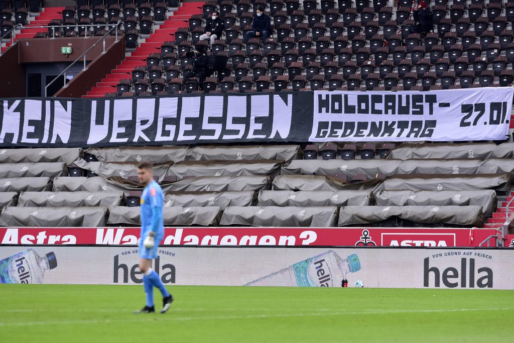 Banner mit der Aufschrift "Kein Vergeben – kein Vergessen" von Ultrà Sankt Pauli zum Holocaust-Gedenktag 2021 beim Spiel gegen Jahn Regensburg am 24.02.2021